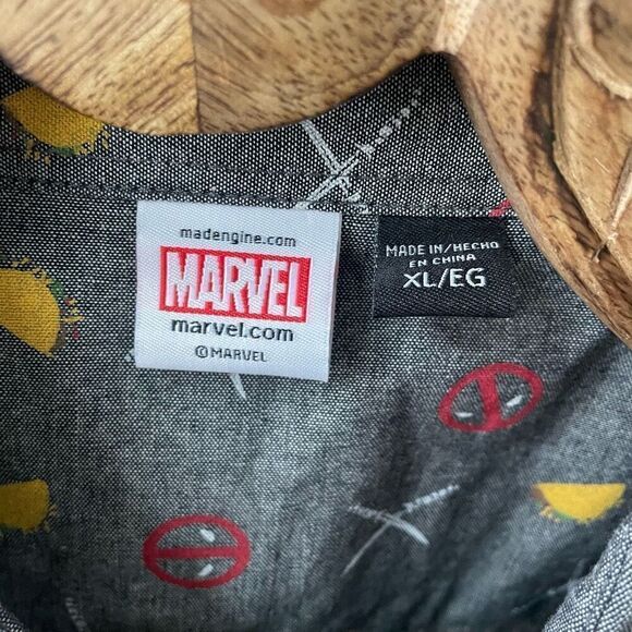NWT Hot Topic Marvel Deadpool Taco Party Woven Short Sleeve Button-Up Shirt XL - Picture 6 of 8